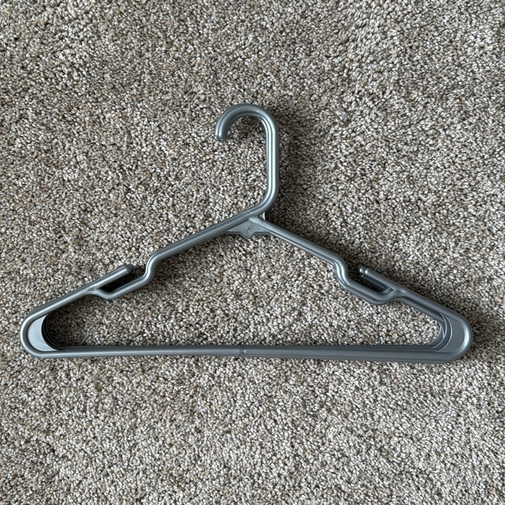 Mainstays Plastic Clothing Hangers (22) - Picture 9 of 10